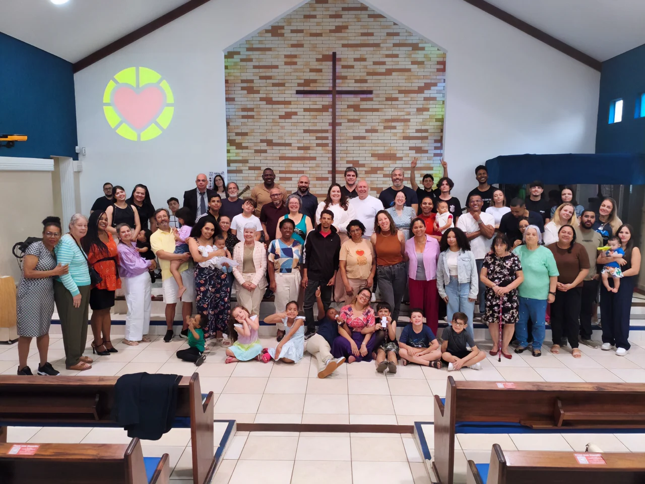 Famílias e amigos reunidos na Igreja Metodista em Vila Conde