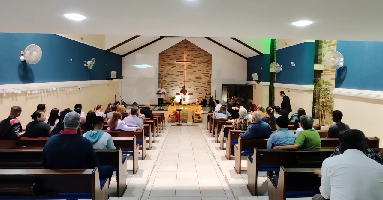 Comunidade reunida nos bancos da igreja durante uma celebração