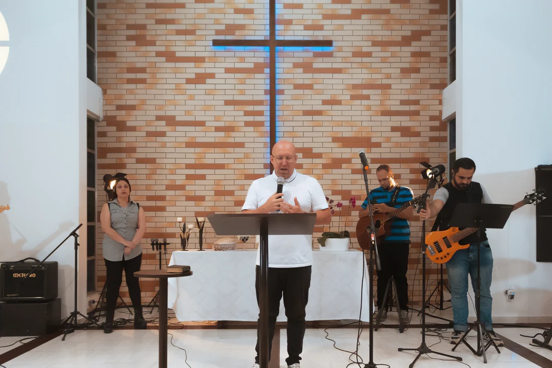 Momento de oração acompanhado pelos músicos da igreja
