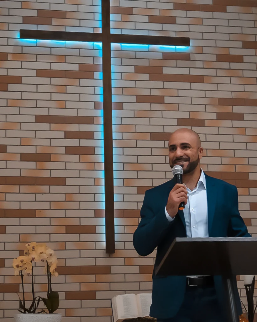 Uma mensagem sendo compartilhada no púlpito da igreja